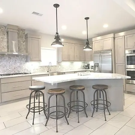 Luxurway Renovated Private Home 4Bedrooms 3Baths